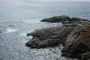 costa moedig en kust- pad langs de robuust kustlijn van noordelijk Catalonië, Spanje foto