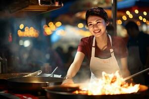 lokaal vrouw chef gelukkig kookt Bij straat voedsel markt foto