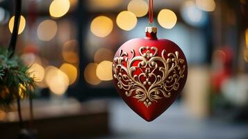 detailopname van een rood en goud Kerstmis ornament Aan een boom foto