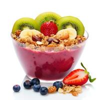 smoothie kom dik smoothie bekroond met fruit, muesli, en noten. geïsoleerd foto