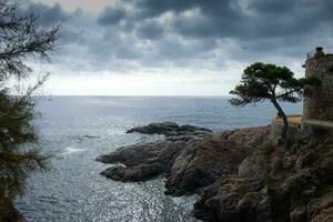 costa moedig en kust- pad langs de robuust kustlijn van noordelijk Catalonië, Spanje foto