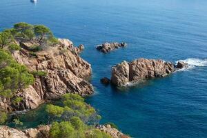 costa moedig en kust- pad langs de robuust kustlijn van noordelijk Catalonië, Spanje foto