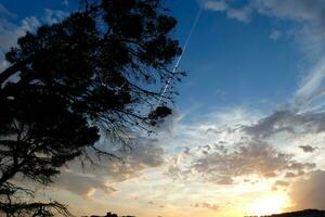 wolken en licht Effecten in de lucht Bij dageraad of schemering. foto