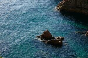 rotsen en zee in de Catalaans costa bravoure, middellandse Zee zee, blauw zee foto
