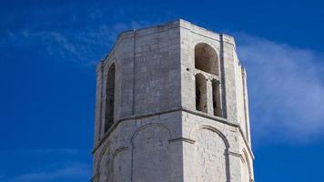 de toren van een katholieke kerk in Italië met blauwe hemelachtergrond sky foto