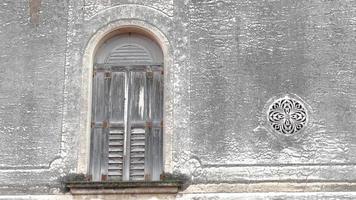 gebogen raam in Venetiaanse stijl en een klein rond decoratief raam foto