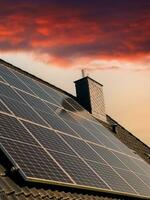 zonnepanelen die schone energie produceren op een dak van een woonhuis foto