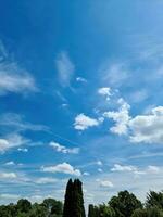 prachtige pluizige witte wolkenformaties in een diepblauwe zomerlucht foto