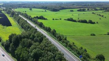 antenne visie Aan de a7 snelweg in noordelijk Duitsland tussen velden en weiden. foto