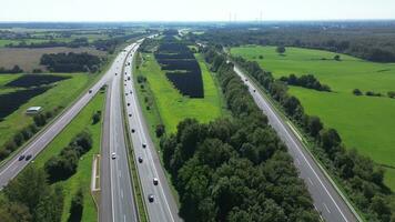 antenne visie Aan de a7 snelweg in noordelijk Duitsland tussen velden en weiden. foto