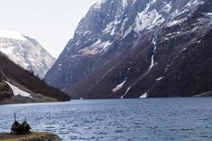 Vikingschip bij sognefjord foto