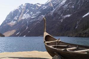 Vikingschip bij sognefjord foto
