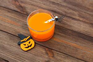 een glas van oranje sap, halloween concept foto