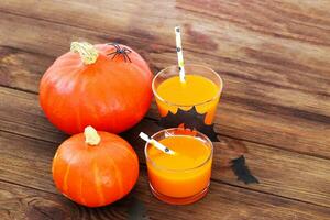 pompoen met sap Aan een houten tafel, halloween concept foto