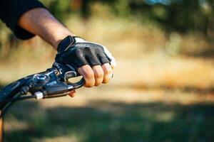 hand ingedrukt op de rem van de fiets duwde de remhendel op de fiets foto