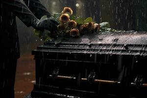 detailopname van een begrafenis kist Bij een begraafplaats met bloemen in de regen, handen Aan de graf in de regen met donker achtergrond en roos ai gegenereerd foto