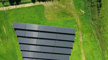 antenne visie van een groot zonne- park voor alternatief energie productie. foto