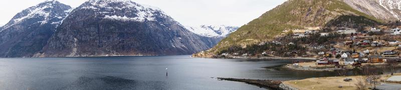 met een cruiseschip in de fjorden van noorwegen foto