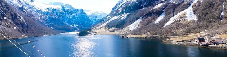 uitzicht vanaf een cruiseschip in de fjorden van noorwegen foto