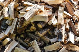 een stapel brandhout foto