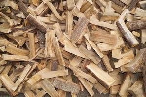 een stapel brandhout foto