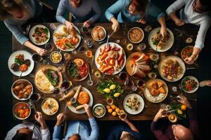 top visie van groep van mensen hebben avondeten samen terwijl zittend Bij houten tafel, brunch keuze menigte dining voedsel opties aan het eten concept, top visie, ai gegenereerd foto