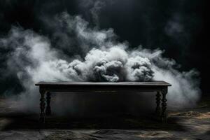 een houten tafel omringd door zwart rook Aan zwart achtergrond foto