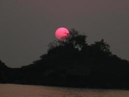 een gekke zonsondergang in india uitzicht op india foto