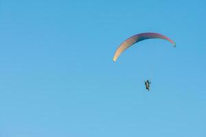 paragliden vrij vliegend in een blauw lucht dag foto