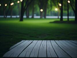 houten tafel en vervagen tropisch groen gras achtergrond, Product Scherm montage. hoog kwaliteit foto 8k fhd ai gegenereerd