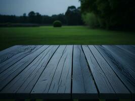 houten tafel en vervagen tropisch groen gras achtergrond, Product Scherm montage. hoog kwaliteit foto 8k fhd ai gegenereerd