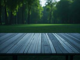 houten tafel en vervagen tropisch groen gras achtergrond, Product Scherm montage. hoog kwaliteit foto 8k fhd ai gegenereerd