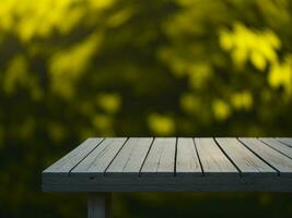 houten tafel en vervagen tropisch geel kleur achtergrond, Product Scherm montage. hoog kwaliteit foto 8k fhd ai gegenereerd