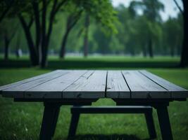 houten tafel en vervagen tropisch groen gras achtergrond, Product Scherm montage. hoog kwaliteit foto 8k fhd ai gegenereerd