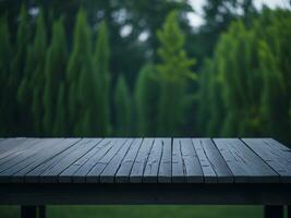 houten tafel en vervagen tropisch groen gras achtergrond, Product Scherm montage. hoog kwaliteit foto 8k fhd ai gegenereerd