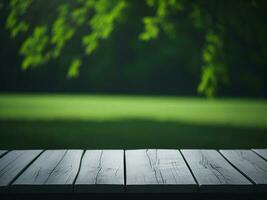 houten tafel en vervagen tropisch groen gras achtergrond, Product Scherm montage. hoog kwaliteit foto 8k fhd ai gegenereerd