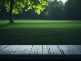 houten tafel en vervagen tropisch groen gras achtergrond, Product Scherm montage. hoog kwaliteit foto 8k fhd ai gegenereerd