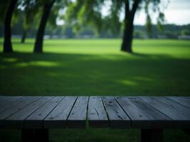 houten tafel en vervagen tropisch groen gras achtergrond, Product Scherm montage. hoog kwaliteit foto 8k fhd ai gegenereerd