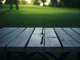 houten tafel en vervagen tropisch groen gras achtergrond, Product Scherm montage. hoog kwaliteit foto 8k fhd ai gegenereerd