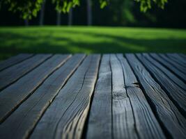 houten tafel en vervagen tropisch groen gras achtergrond, Product Scherm montage. hoog kwaliteit foto 8k fhd ai gegenereerd