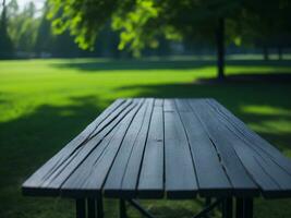 houten tafel en vervagen tropisch groen gras achtergrond, Product Scherm montage. hoog kwaliteit foto 8k fhd ai gegenereerd