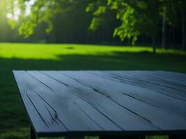 houten tafel en vervagen tropisch groen gras achtergrond, Product Scherm montage. hoog kwaliteit foto 8k fhd ai gegenereerd