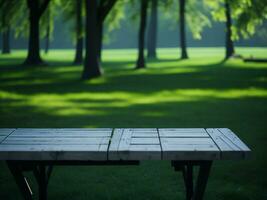 houten tafel en vervagen tropisch groen gras achtergrond, Product Scherm montage. hoog kwaliteit foto 8k fhd ai gegenereerd