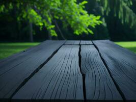 houten tafel en vervagen tropisch groen gras achtergrond, Product Scherm montage. hoog kwaliteit foto 8k fhd ai gegenereerd