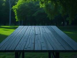 houten tafel en vervagen tropisch groen gras achtergrond, Product Scherm montage. hoog kwaliteit foto 8k fhd ai gegenereerd