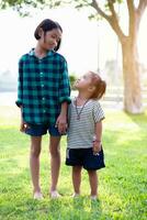 profiel visie van schattig kinderen rennen in park houden handen.sstkhome foto