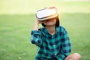 jong meisje kind kind Speel virtueel realiteit spel houden vr bril en verrast. cyber ruimte en virtueel gaming .sstkhuis foto