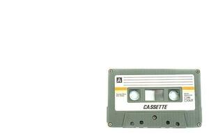 vintage compact cassettebandje op witte achtergrond foto