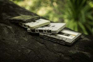 compactcassette op tafelachtergrond foto