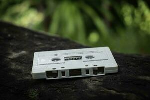 compactcassette op tafelachtergrond foto